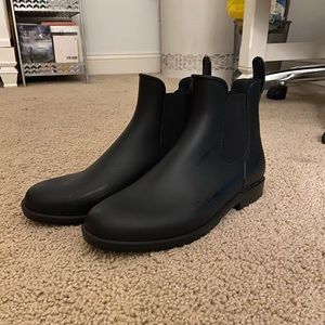 Black Chelsea rain boots!!